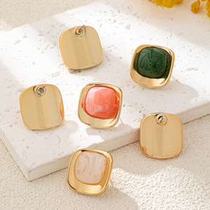 Boucles d'oreilles carrées en acrylique colorées, tendance et simples, idéales pour le quotidien des femmes – Vente transfrontalière en vogue - Product Image 4