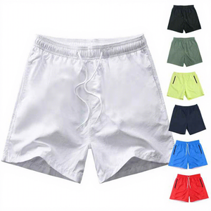 Shorts de bain décontractés pour hommes en toile unie à séchage rapide, taille mi-haute avec cordon de serrage avant, longueur courte, en polyester - Product Image 1