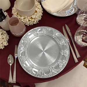 Assiettes de présentation dorées à motifs floraux, style rétro européen, durables et résistantes à la chaleur, 13 pouces, pour la décoration de table de mariage ou de dîner - Product Image 4