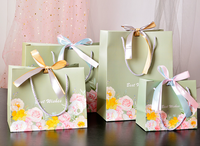 Sacs cadeaux en papier vert matcha personnalisés, recyclables, résistants à l'humidité et imperméables, dégradé rose, lettres de vœux, fleurs pastel mélangées