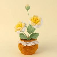 Handgemaakte katoenen gehaakte bloemen (tulpen en rozen) in potjes, decoratie voor thuis, voor Kerstmis en Pasen