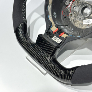 พวงมาลัยกีฬาคาร์บอนไฟเบอร์สีดำแบบกำหนดเองจากโรงงาน พร้อมไฟ LED และหุ้มด้วยอัลคันทาร่า เหมาะสำหรับรถโฟล์คสวาเกน บี6 เอ็มเค3 กอล์ฟ กอล์ฟ3 - Product Image 3