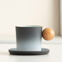 Ensemble de tasses à thé en céramique de style nordique de luxe avec assiette 200ml tasse à café en céramique à poignée ronde en bois avec soucoupe