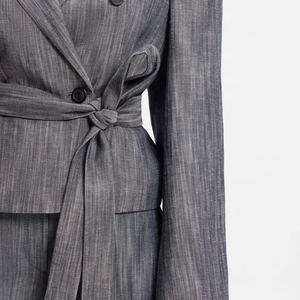 Blazer formel gris foncé texturé à rayures, croisé, ceinturé, court, à revers crantés, en mélange de lin, coupe ajustée - Product Image 5