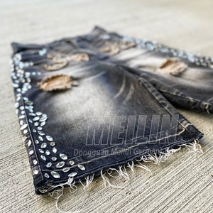 Shorts en jean streetwear pour homme, avec logo personnalisé en strass, bords bruts, effet usé et délavé à l'acide - Product Image 3