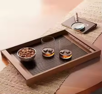 Plateau de service rectangulaire moderne en bois d'acacia sculpté et gravé de qualité supérieure avec poignées pour hôtel, restaurant et service de traiteur