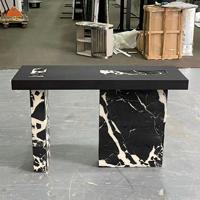 Table console sur piétement en marbre noir design, surface en bois massif, table d'entrée de luxe pour hôtel et projets résidentiels
