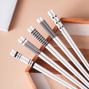 Ensemble de baguettes modernes en céramique à motif noir et blanc, compatibles micro-ondes, ustensiles de cuisine pour une utilisation sans souci. - Product Image 3
