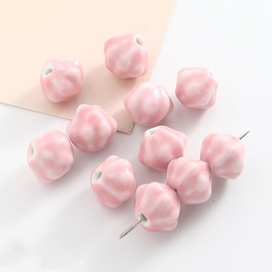 Cuentas de Cerámica Esmaltadas Irregulares Coloridas de 11*13mm, Cuentas de Porcelana con Forma Geométrica de Linterna para Hacer Collares y Pulseras - Product Image 5