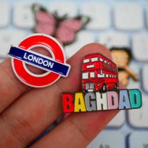 Pin Metálico Moderno Personalizado para Teléfono, Diseño Creativo con <span class=keywords><strong>Frases</strong></span> y Temática <span class=keywords><strong>de</strong></span> Letreros Urbanos, con Grabado en Relieve para Decoración <span class=keywords><strong>de</strong></span> Teléfonos - Product Image 2