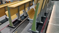 Chaise de collège avec bloc-notes, bureau et chaise d'étudiant en mobilier scolaire, chaise de salle de conférence universitaire avec table pour adulte