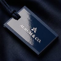 Étiquettes suspendues en feuille d'or gaufrée de haute qualité avec logo personnalisé pour la personnalisation des petites entreprises et les étiquettes de marque pour vêtements professionnels