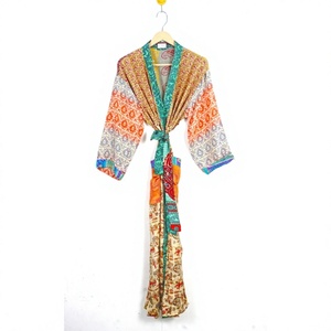 Robe kimono longue en soie 100% à imprimé floral et patchwork, col en V, manches amples, fermeture à cordon, satinée, pour la plage ou comme peignoir - Product Image 6