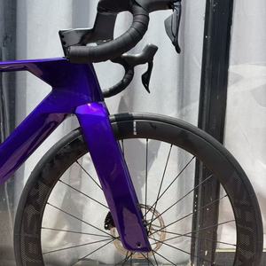 Vélo de route en carbone aérodynamique <span class=keywords><strong>Shimano</strong></span> <span class=keywords><strong>105</strong></span>, saison de cyclisme printemps 2026, avec pédales clipsables offertes et avis positifs. - Product Image 3