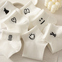 Chaussettes de sport blanches à la mode pour le printemps et l'été Chaussettes de bateau à bouche peu profonde pour étudiants minces Chaussettes amusantes