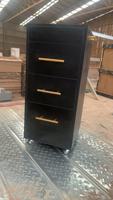 Armoire de rangement à roulettes avec 4 tiroirs, poignées dorées, roulettes, finition noir mat pour salon de coiffure, barbier, spa, studio de manucure