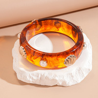 Minimalistische hoogglans parel armband met geometrisch rond hars detail, retro imitatie parel, voor Valentijnsdag