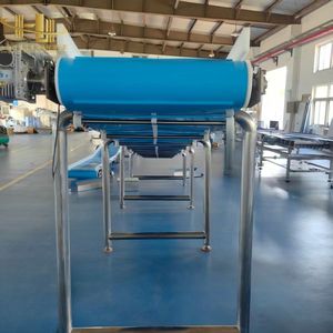 Convoyeur <span class=keywords><strong>à</strong></span> bande en PVC texturé de qualité alimentaire pour l'élévation contrôlée des produits en gradient pour le remplissage de boissons <span class=keywords><strong>à</strong></span> grande vitesse et l'emballage en cartons - Product Image 1
