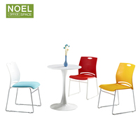 Chaise empilable rembourrée à pieds capitonnés en vente chaude