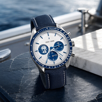 Chronograph-Uhr für Herren mit Schwarzem Zifferblatt, Tachymeter-Lünette, Perforiertem Lederarmband und Gelben Akzenten - Analoge Renn- und Sportuhr