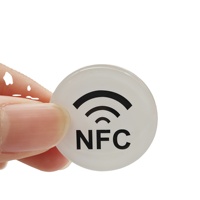Étiquette autocollante en époxy RFID anti-métal personnalisée avec impression NFC NTAG 213/ NTAG 215/ NTAG 216 avec protocole 13,56 MHz 14443A