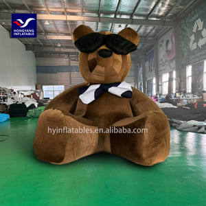 El área de exhibición dentro del <span class=keywords><strong>supermercado</strong></span> cuenta con gafas de sol de felpa, un modelo inflable de oso pardo. - Product Image 1