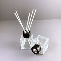 Bouteille d'huile d'arôme en verre rond carré clair avec bâtons de diffuseur de roseau désodorisant bouteille de diffuseur de roseau en verre de parfum