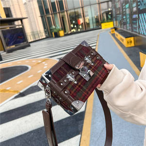 Wholesale Couple <b>Women</b> Men <b>Messenger</b> <b>Bags</b> Purses Casual Plaid Fashion Envelop Design Box Handbag - Product Image 2