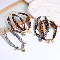 Collier Écharpe Tendance pour Femme, Personnalisé, Léger, en Tissu Imprimé Léopard, avec Pendentif Noué