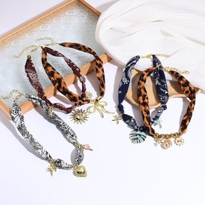 Collana Sciarpa da Donna alla Moda, Personalizzata, Leggera, con Stampa Leopardata, in Tessuto Annodato, con Ciondolo - Product Image 3