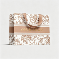 Sac cadeau en carton ivoire recyclable 190-230 g/m² avec poignée ruban dissimulée et logo personnalisé en relief pour les boutiques de cosmétiques et de vêtements