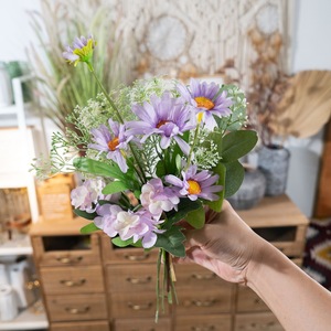 Bouquet de fleurs artificielles vides, marguerites violettes avec feuilles vertes pour la décoration intérieure et murale CF01117 - Product Image 2