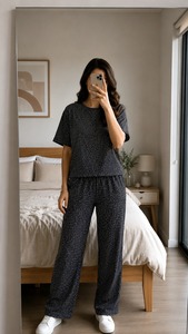 Conjunto de pijama de manga corta para mujer con diseño único, ropa de dormir cómoda y a la moda, top y pantalones a juego en oferta. - Product Image 2