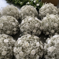 Composition florale de haute qualité en boule, mélange de roses et de gypsophiles, centre de table pour mariage, anniversaire, ou décoration événementielle