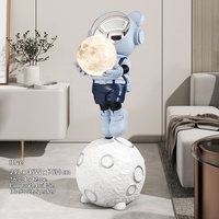Sculpture d'astronaute en résine durable sur pied avec lampe lunaire, écologique, peinte à la main, ornement moderne pour salon