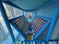 Aire de jeux intérieure à thème bateau pirate avec toboggan en spirale, piscine à balles et piscine à sable pour jeux de rôle, pour centres commerciaux et parcs d'attractions familiales (FEC)