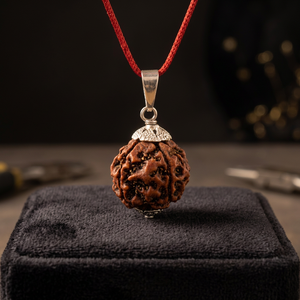 Pendentif Rudraksha en laiton 4 Mukhi plaqué rhodium avec chaîne à maillons et cordon rouge, collier de perles, bijoux spirituels pour femme, idéal pour les fêtes, provenant du Rajasthan - Product Image 4