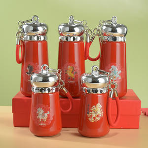 กระติกน้ำเก็บความร้อนสองชั้น ไทเทเนียม ลายม้า ปีนักษัตร พร้อมหูหิ้วแบบเชือก ฝาเกลียว สีแดง ของขวัญสำหรับเล่นกีฬา - Product Image 1