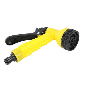 Pistola de agua amarilla ajustable de 7 funciones con gatillo para lavado de autos y uso en el jardín - Product Image 1