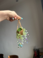 Mini plante suspendue en cristal faite à la main, arrangement de vigne perlée en panier au crochet pour la décoration de voiture et de maison