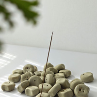Porte-encens et support à bâtonnets en forme de tête de chat en argile grise artisanale, décoration d'intérieur moderne et fantaisiste, pièce de collection