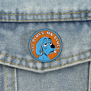 Pin de Esmalte ALL BLUES NO <span class=keywords><strong>CLUES</strong></span>, Broche de Perro Azul Triste Fumando, Insignia para Mochila, Joyería al por Mayor - Product Image 1