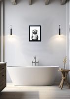 Décoration murale de salle de bain encadrée, art mural noir et blanc, impression sur toile d'un petit raton laveur amusant tenant du papier toilette