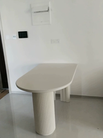 Table à manger adaptée à un usage domestique, à placer contre le mur, au design moderne et épuré