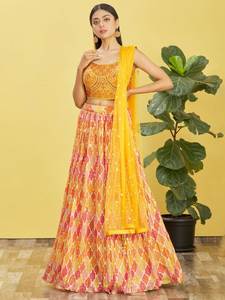 Charme jaune brodé travail Chinon fiançailles Lehenga Choli vêtements indiens et pakistanais - Product Image 2