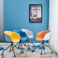 Chaise d'ordinateur nordique ergonomique avec accoudoirs, dossier confortable minimaliste, structure stable, roulettes silencieuses, chaise de bureau de luxe légère