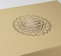 Boîte cadeau pliable magnétique en kraft écologique personnalisée avec gaufrage et inserts sur mesure, faite à la main et recyclée pour bouteilles en céramique/verre