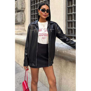 Chaqueta Deportiva para Mujer Sobe, Negra, Tejida, Resistente al Viento, Estilo Cuero, con Cierre Frontal y Bolsillos - Product Image 5