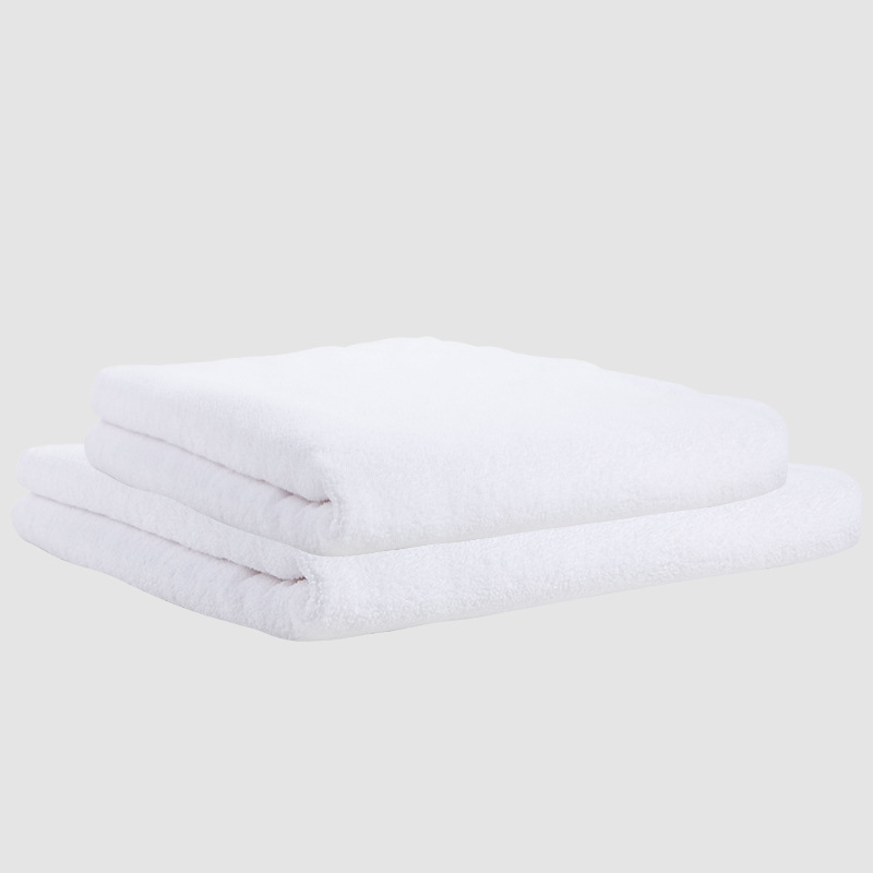 Ensemble de serviettes de bain blanches, style standard