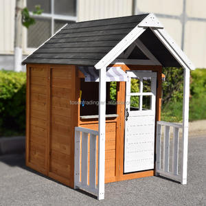 Casa de juegos infantil de madera para exteriores con techo de asfalto negro, puerta roja y porche blanco. Casa de juegos infantil resistente. - Product Image 3